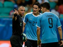 Cavani (C) y Suárez (D) dialogan con el árbitro del encuentro, el brasileño Wilton Sampaio (I) AFP/J. Mabromata