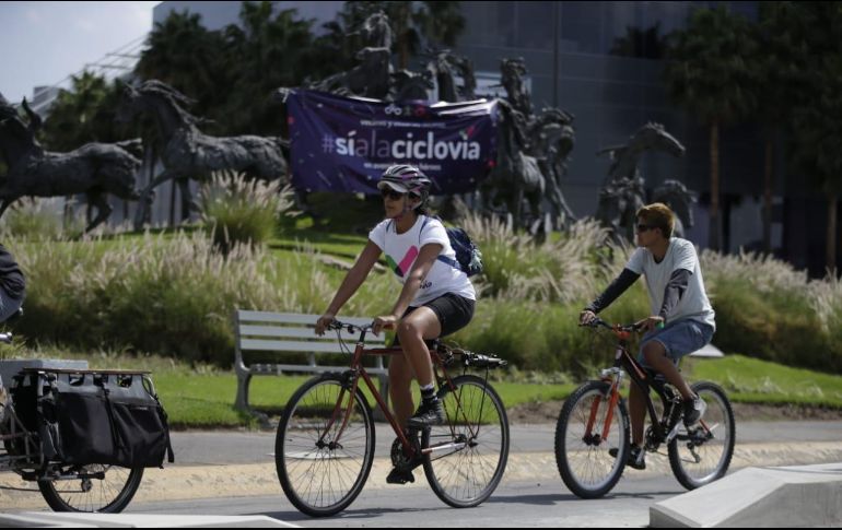 En el lugar, asistieron alrededor de 100 personas con bicicletas y letreros en los que se leía, principalmente: 
