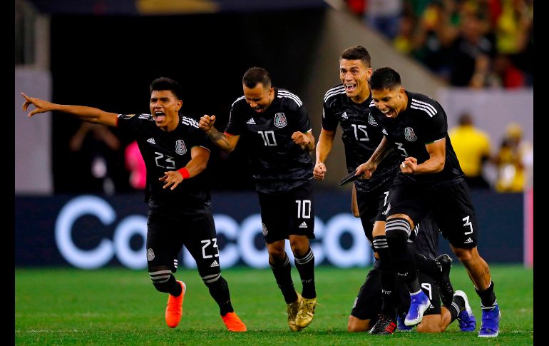 Jugadores celebran la atajada final de Guillermo Ochoa. EFE