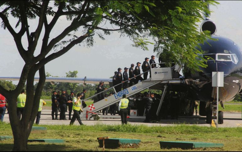 Avión en el que fueron deportados 86 migrantes hacia Haití, y en el que hubo un amotinamiento. EL UNIVERSAL