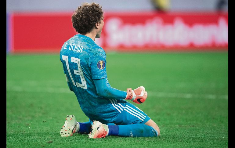 Guillermo Ochoa festeja tras atajar el penalti clave para la sufrida victoria de México. Previamente, había salvado al Tri en el segundo tiempo extra. IMAGO7