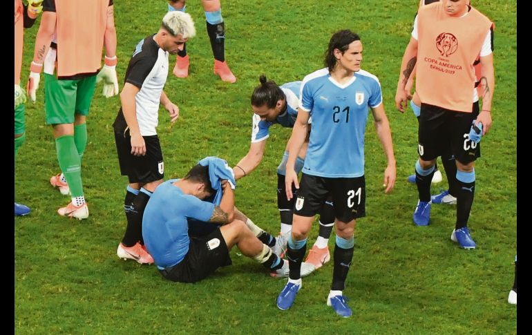 Suárez llora por la eliminación de su Selección. AFP