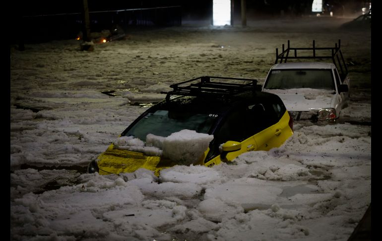 La avenida Lázaro Cárdenas, cerca de las calles Fuelle y Esmeril, fue de las más afectadas. EL INFORMADOR/F. Atilano