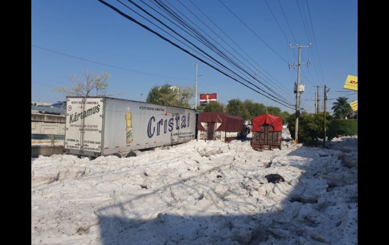 La avenida Lázaro Cárdenas, en la zona industrial entre Guadalajara y Tlaquepaque, amaneció con bloques de hielo. EL INFORMADOR/J. Armendáriz