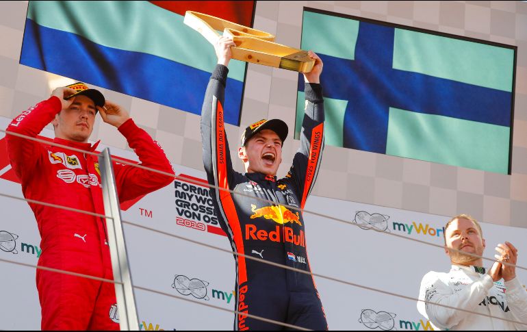 Una penalización de cinco segundos habría privado a Verstappen (C) de su primera victoria de la temporada. EFE/V. Xhemaj