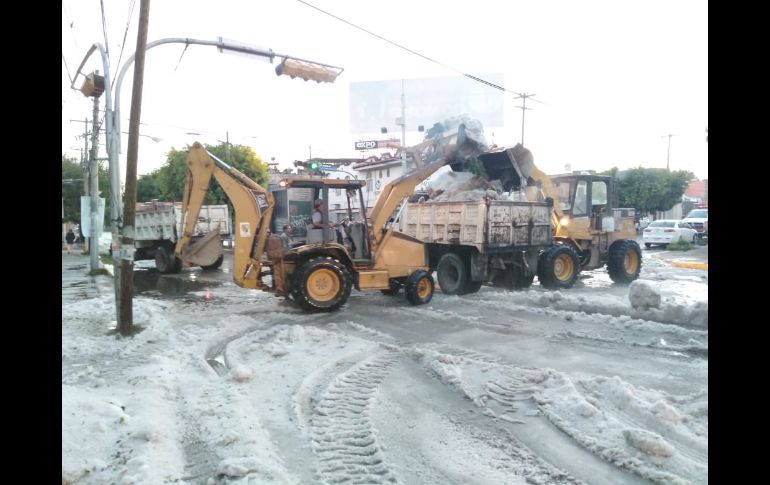 Autoridades locales y estatales utilizan maquinaria para remover el hielo. TWITTER/PCTlaquepaque