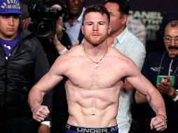 Álvarez es campeón de peso medio del CMB, FIB y la AMB. AFP/ARCHIVO