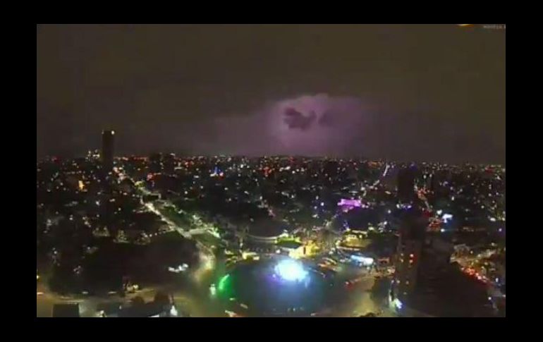 Lo fuerte de la tormenta se captó luego de la 1:00 de la madrugada este domingo. TWITTER@webcamsdemexico