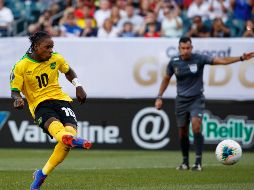 Darren Mattocks anota desde el punto de penalti para darle la victoria a Jamaica. AP/M. Slocum