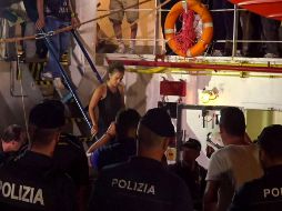 Carola Rackete fue arrestada al descender del barco ayer en Lampedusa, Italia. AFP/LOCALTEAM/A. Le Bouedec