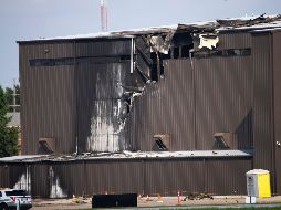 Daños en el hangar donde cayó el avión en el aeropuerto de Addison, Texas. AP/The Dallas Morning News/S. Athuman