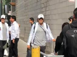 Aficionados ovacionaron a Guillermo Ochoa cuando bajó del autobús. TWITTER / @FOXSportsMX