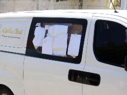 El vehículo que transporta los cuerpos de Óscar Martínez y su hija Valeria llega este domingo al cementerio La Bermeja, en San Salvador. EFE/ M. Lemu