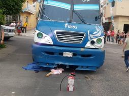 La víctima, de aproximadamente 60 años, quedó debajo de las llantas delanteras del camión. ESPECIAL