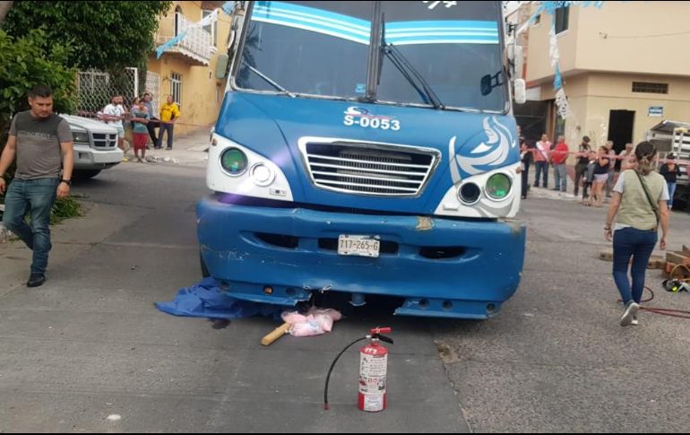 La víctima, de aproximadamente 60 años, quedó debajo de las llantas delanteras del camión. ESPECIAL