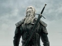 En las primeras imágenes aparece Cavill de espaldas mirando el oceano con una espada en su espalda. TWITTER / @NetflixLAT