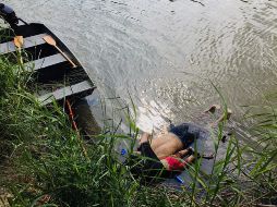 El salvadoreño Óscar Alberto Martínez y su hija murieron ahogados al intentar cruzar el Río Bravo y la fotografía de sus cadáveres junto a la orilla conmocionó a la opinión pública. AFP/ARCHIVO