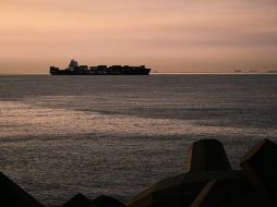 De acuerdo con medios locales, esta nave de grandes dimensiones cuenta con 300 metros de eslora, 32 de manga y 11 metros de calado. EFE/ V. Yañez