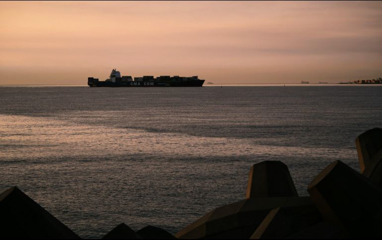 De acuerdo con medios locales, esta nave de grandes dimensiones cuenta con 300 metros de eslora, 32 de manga y 11 metros de calado. EFE/ V. Yañez