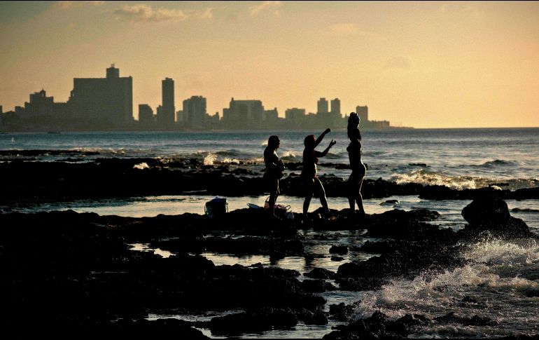 Los pronósticos para julio no apuntan a una rebaja de las temperaturas. AP/Archivo