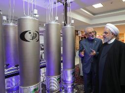 El iraní, Hasán Rohaní, durante una visita a la organización de tecnología nuclear Ali Akbar Salehila, en Teherán. EFE/ Presidencia Iraní