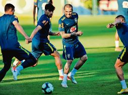 Dani Alves (centro, derecha) es de los jugadores con más experiencia frente a la Albiceleste. AP