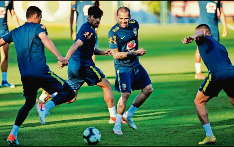 Dani Alves (centro, derecha) es de los jugadores con más experiencia frente a la Albiceleste. AP