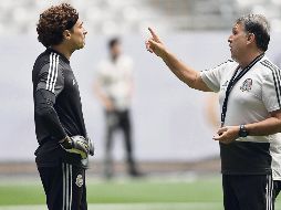 Gerardo Martino da instrucciones al héroe de moda en el Tricolor, Guillermo Ochoa, quien será el encargado de evitar sorpresas haitianas en las Semifinales de la Copa Oro. IMAGO7