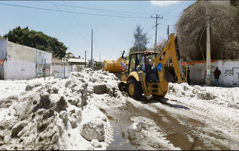 El equipo asignado a la Sader participó en la remoción del granizo que cubrió algunas calles de la ZMG. ESPECIAL