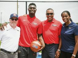 Zion Williamson (segundo de izquierda a derecha) verá acción en la Liga de Verano de la NBA y robará la atención de la mayoría. @pelicansnba