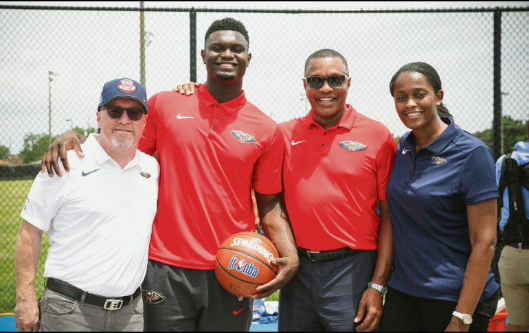 Zion Williamson (segundo de izquierda a derecha) verá acción en la Liga de Verano de la NBA y robará la atención de la mayoría. @pelicansnba