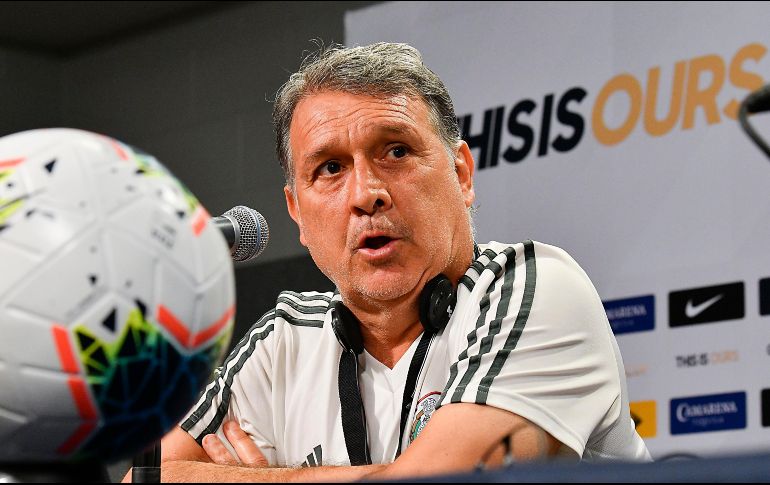 ''Nunca, salvo el caso de Carlos Vela que se pronunció públicamente, ningún jugador tiene las puertas cerradas'', dijo el argentino, para explicar las condiciones con las que juega su papel de seleccionador. IMAGO7