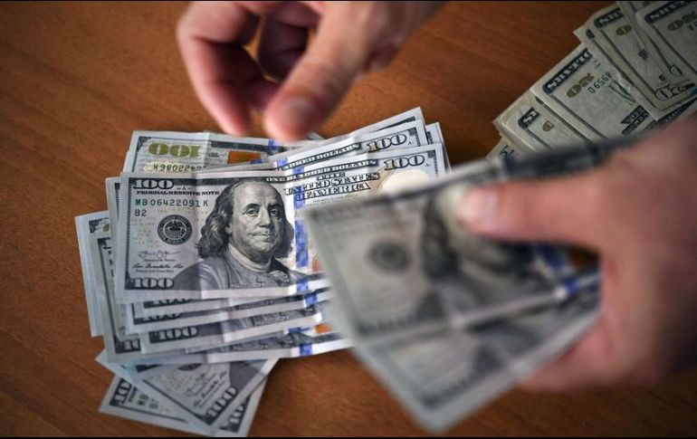 Se estima que el tipo de cambio cotice entre 19.00 y 19.15 pesos por dólar. AFP / ARCHIVO