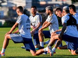 Seguidores de la Canarinha acudieron a las cercanías del hotel donde se concentraban los jugadores del equipo rival y prendieron pirotecnia para incomodar el sueño a los jugadores. AFP / P. Ugarte