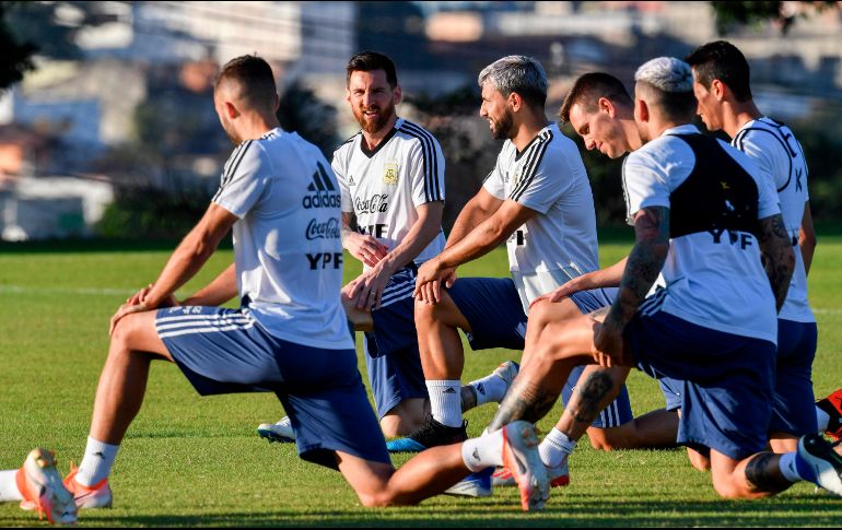 Seguidores de la Canarinha acudieron a las cercanías del hotel donde se concentraban los jugadores del equipo rival y prendieron pirotecnia para incomodar el sueño a los jugadores. AFP / P. Ugarte