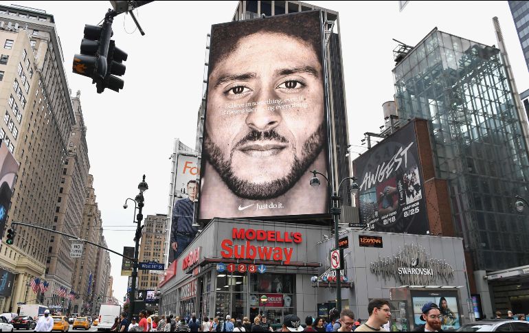 El polémico jugador de futbol americano Colin Kaepernick fue un atleta patrocinado por Nike desde 2011 y volvió a aparecer en una nueva campaña publicitaria al comienzo de la temporada 2018. AFP/ARCHIVO