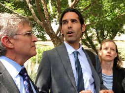 Al centro, Scott Warren, acusado por dos cargos de dar albergue a migrantes. AP / A. Galván