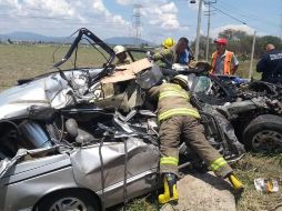 El conductor, único tripulante de la camioneta, quedó prensado dentro del vehículo; fue trasladado en estado grave. ESPECIAL / Protección Civil Jalisco