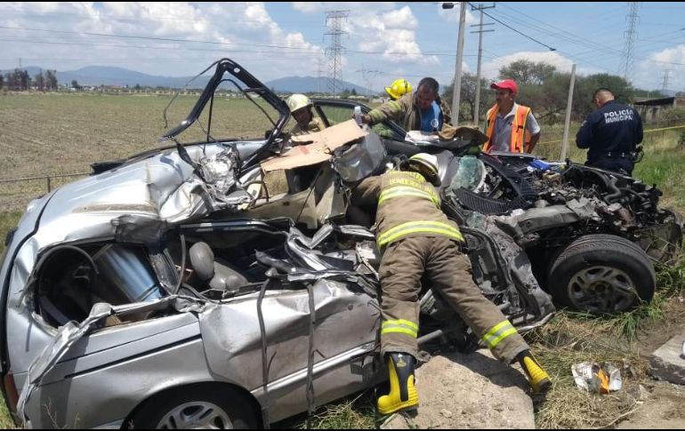 El conductor, único tripulante de la camioneta, quedó prensado dentro del vehículo; fue trasladado en estado grave. ESPECIAL / Protección Civil Jalisco