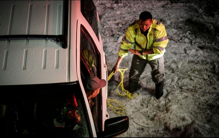 Con temperaturas bajo cero en los pies, brigadistas de distintas corporaciones se integraron a las tareas de rescate después de la granizada del domingo. EL INFORMADOR/F. Atilano