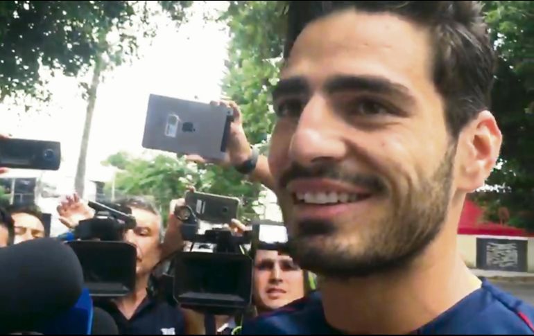 El defensa se practicó los exámenes médicos de rigor y al salir se disculpó por no poder hablar hasta su presentación oficial. EL INFORMADOR / M. Váldez