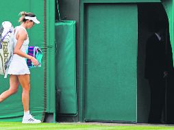 Garbiñe Muguruza se retira de la cancha tras caer en primera ronda. AFP