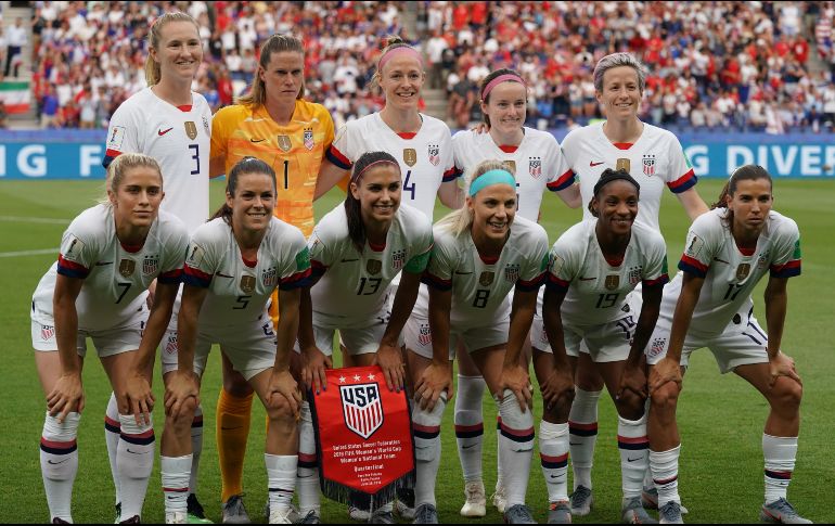 El anuncio llega en medio de la polémica generada hace unos días cuando el mandatario de EU se expresó contra la capitana de la Selección Megan Rapinoe (arriba, derecha). AFP / ARCHIVO
