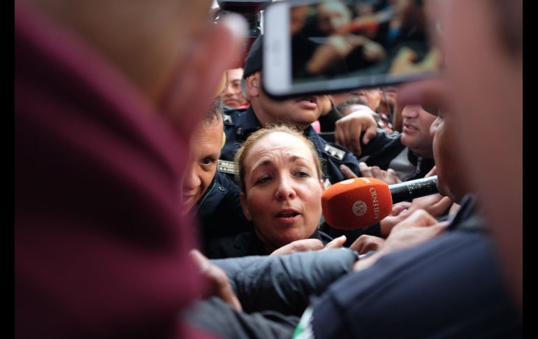 Patricia Trujillo, la cual fue golpeada, recibe la protección de su escolta. EFE/M. Hartz