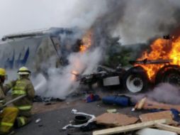 El otro chofer que transportaba 34 toneladas de alimento para aves, resultó ileso del impacto. TWITTER/ @PCJalisco