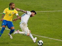 Para Alves (I), el árbitro 