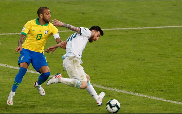 Para Alves (I), el árbitro 