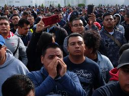 Desde muy temprano este miércoles, integrantes de la PF manifiestan su rechazo para integrarse a la GN. EFE / M. Hartz