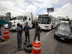 Policías federales bloquean una carretera como parte de las protestas contra su incorporación a la Guardia Nacional.