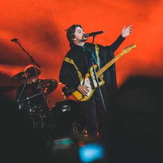 Juanes interpreta "Seek and Destroy" de Metallica